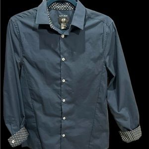 Beautiful H&M button down shirt slim fit easy iron size small